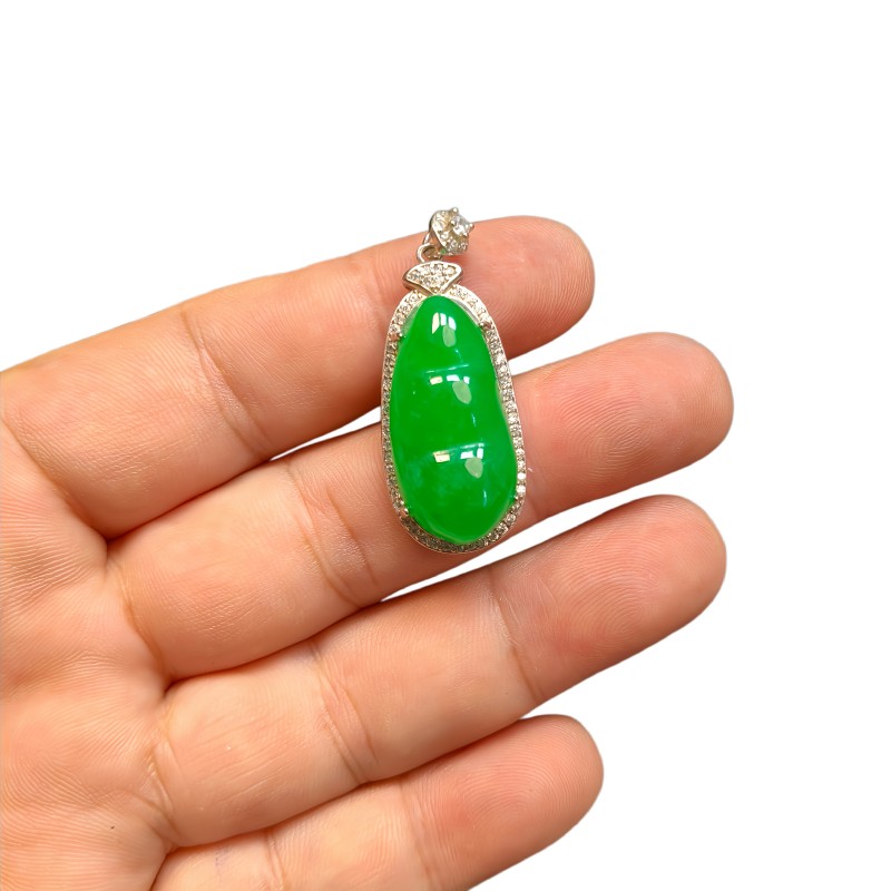 翡翠冰阳绿豆子，金镶嵌38800尺寸21.7 13 6.8mm